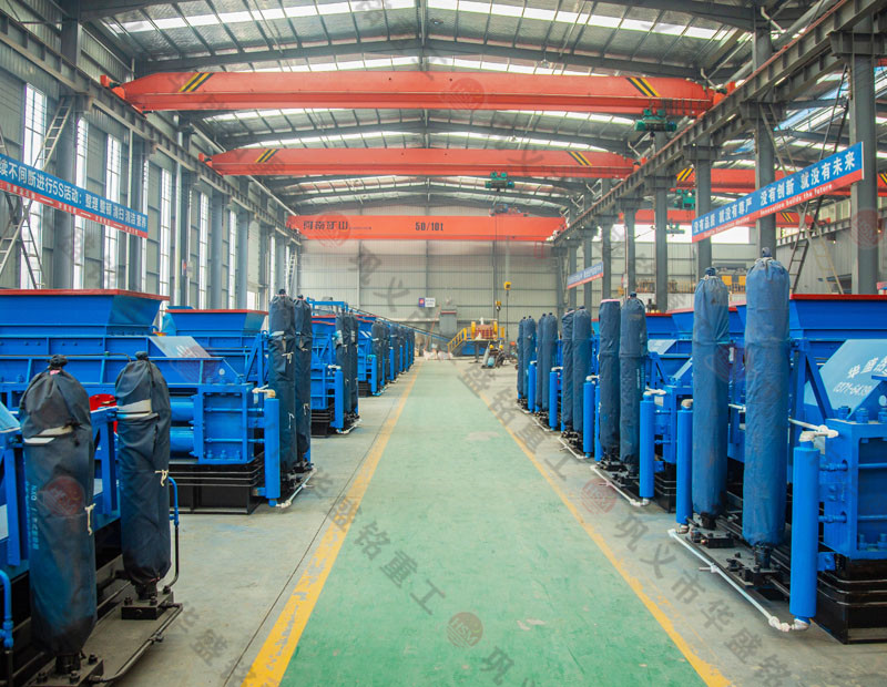 處理建筑廢料用什么設備？破碎紅磚用雙齒輥破碎機好嗎？