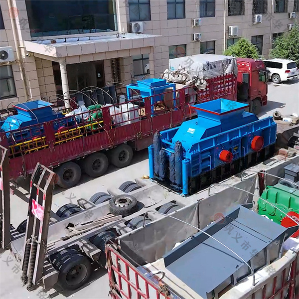 時(shí)產(chǎn)六十多噸左右的液壓對輥制砂機(jī)多少錢？