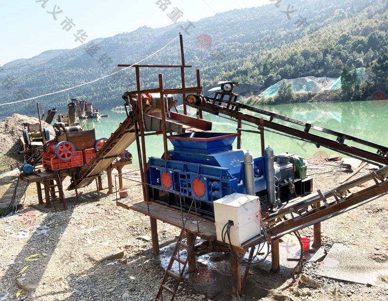 全自動(dòng)液壓對(duì)輥制砂機(jī)安裝現(xiàn)場