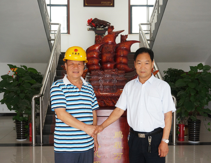 時(shí)產(chǎn)250噸對(duì)輥破碎機(jī)遼寧安裝現(xiàn)場