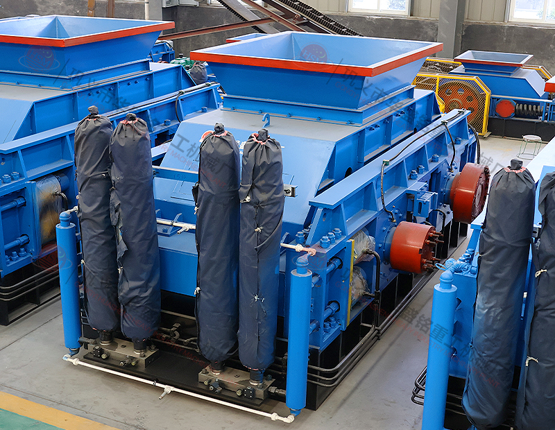 大型液壓對(duì)輥制砂機(jī)每小時(shí)出多少噸沙子？多少錢(qián)一臺(tái)？